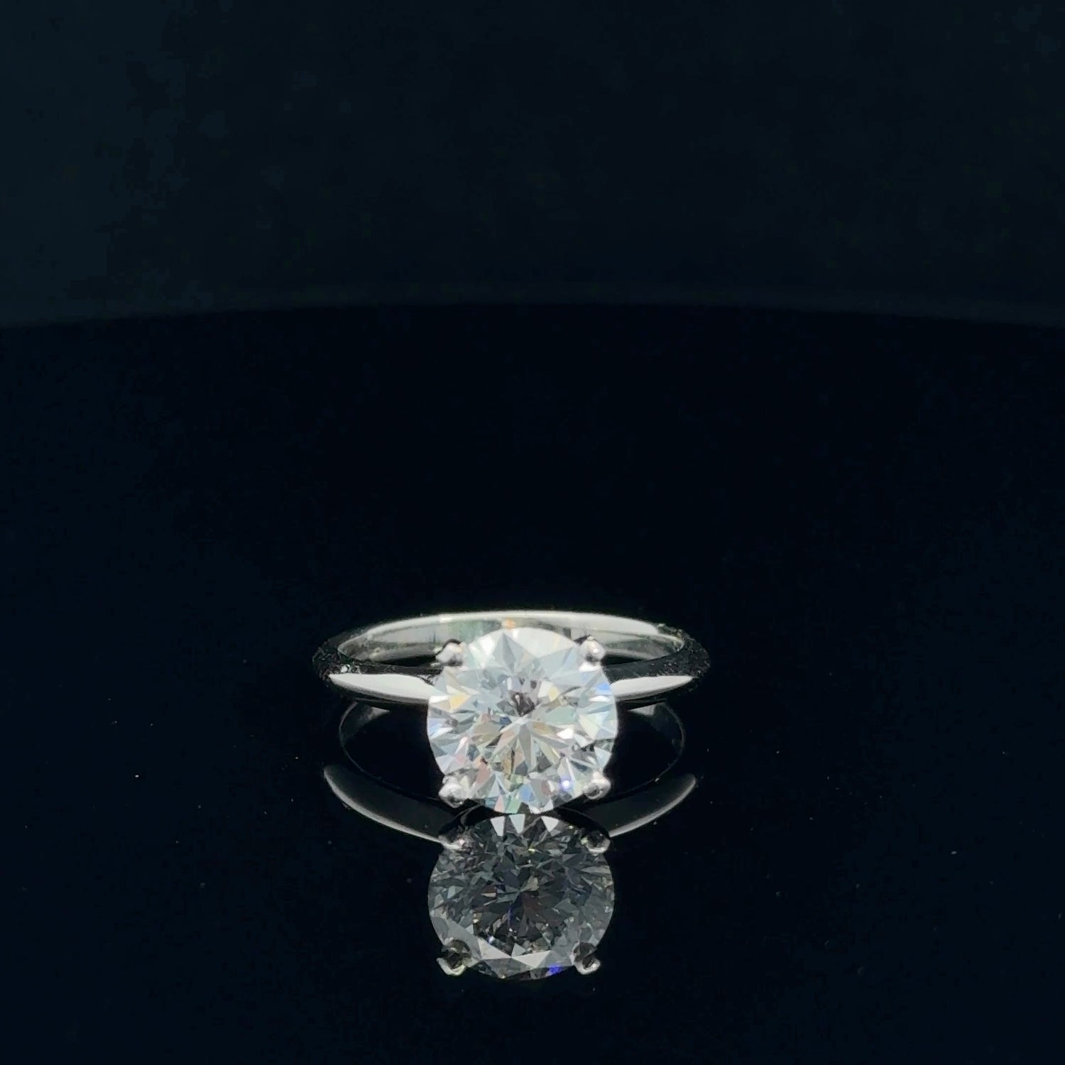 Anillo de compromiso solitario redondo de platino con diamante cultivado en laboratorio de 2,66 ct
