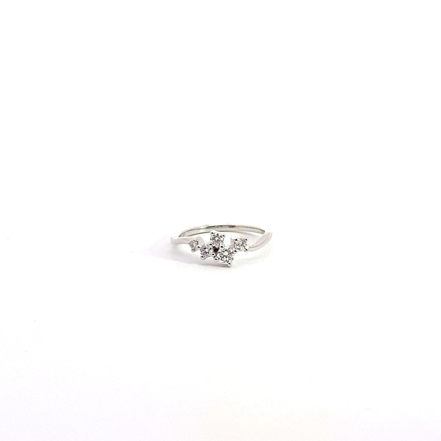 Anillo de oro blanco de 14 quilates con corte brillante redondo cultivado en laboratorio
