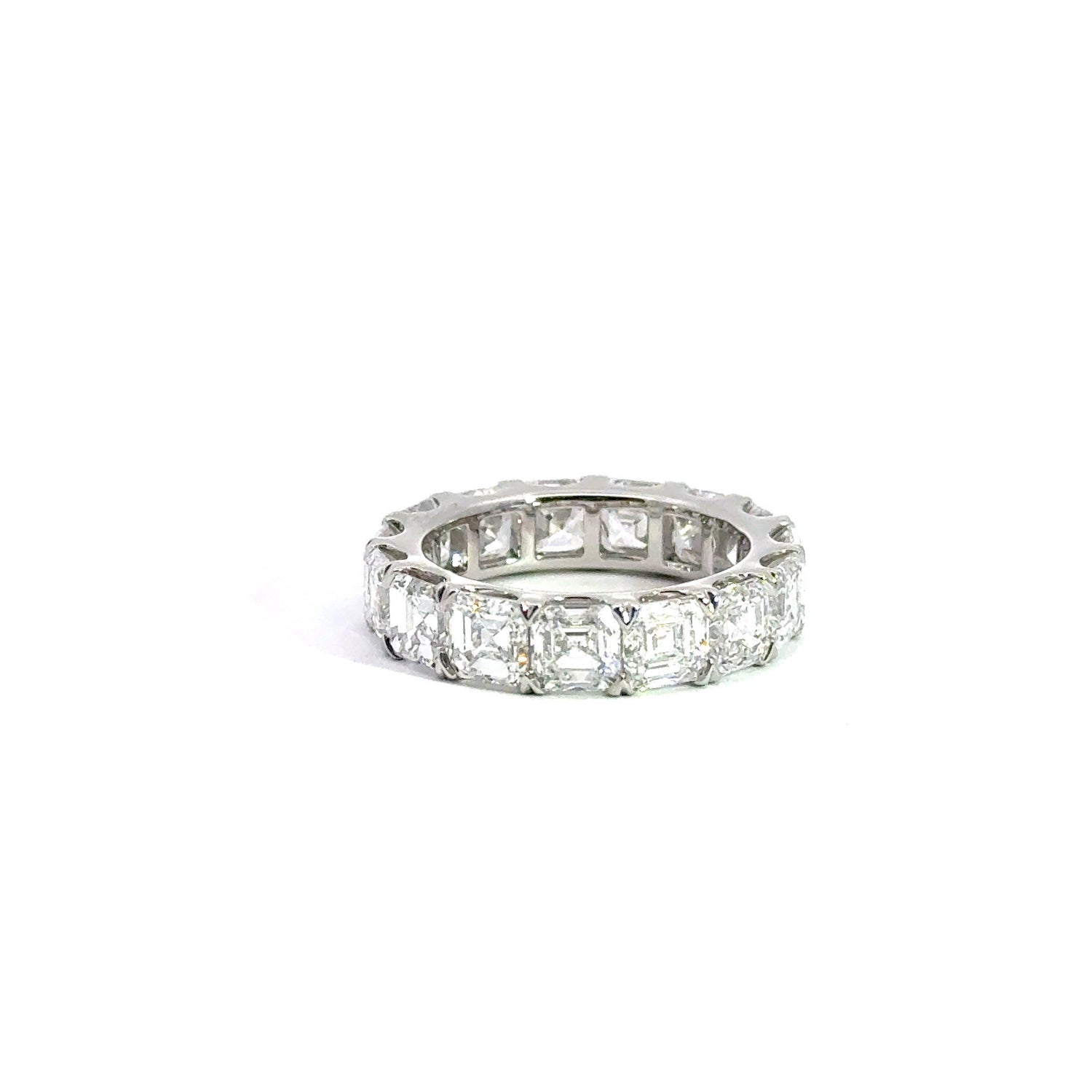 Anillo de eternidad de diamantes cultivados en laboratorio de talla Asscher en oro blanco de 14 quilates