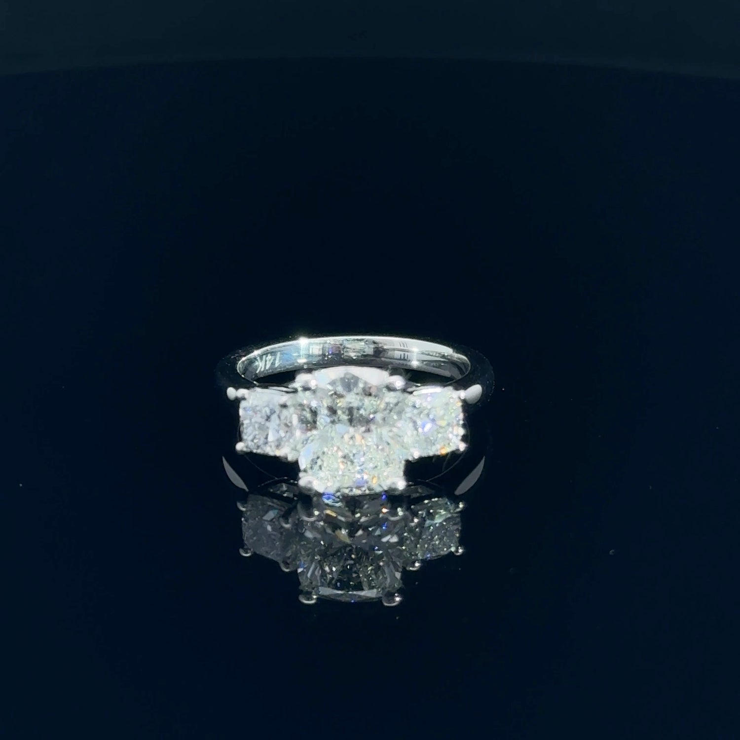 Anillo de compromiso de oro blanco de 14 quilates con 3 diamantes cultivados en laboratorio de talla cojín