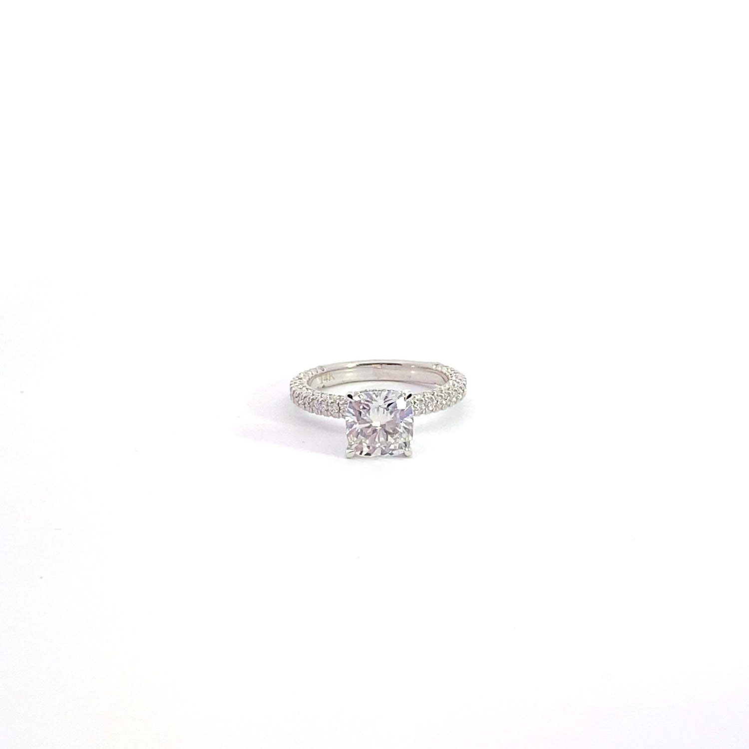 Anillo de compromiso de oro blanco de 14 k con diamantes cultivados en laboratorio y talla cojín
