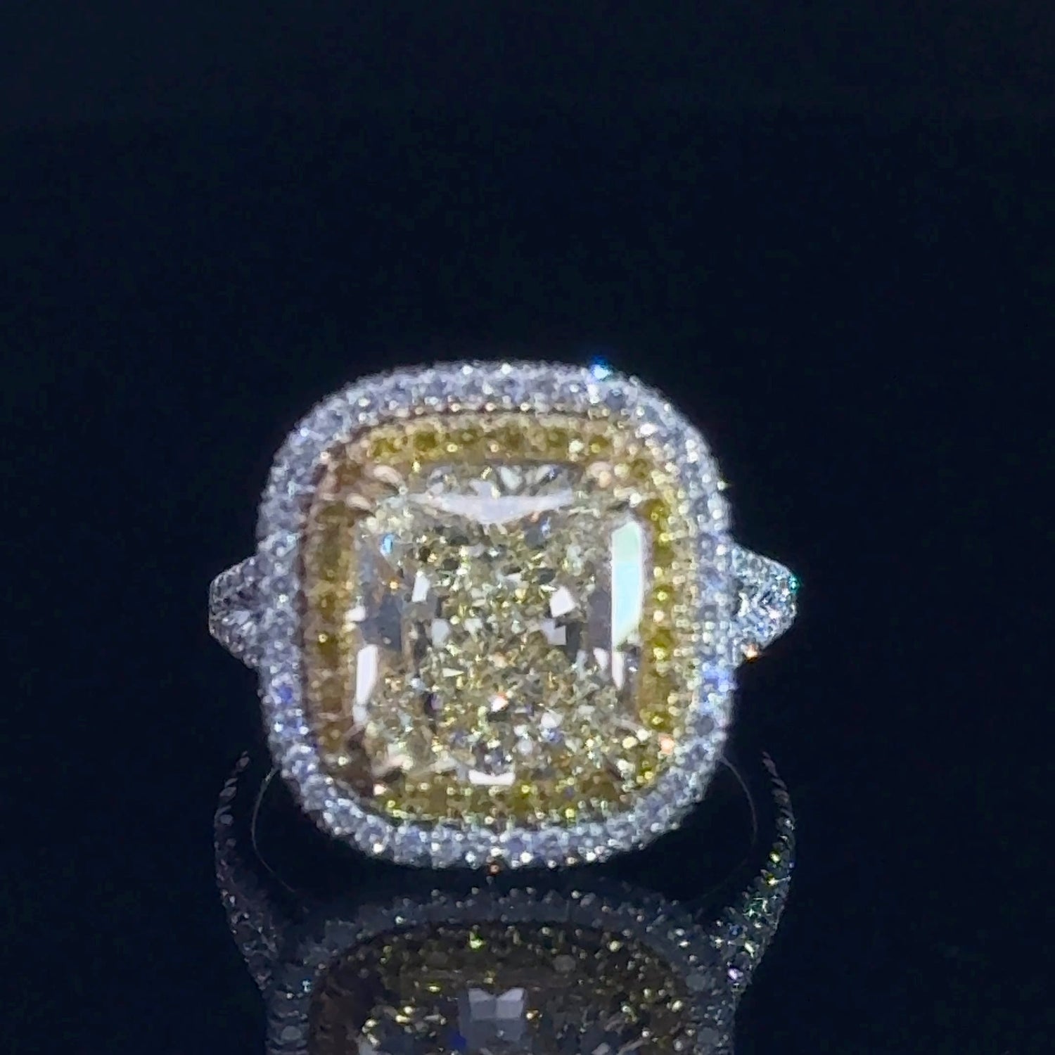 Anillo de compromiso de oro blanco de 18 quilates con diamantes amarillos de talla cojín