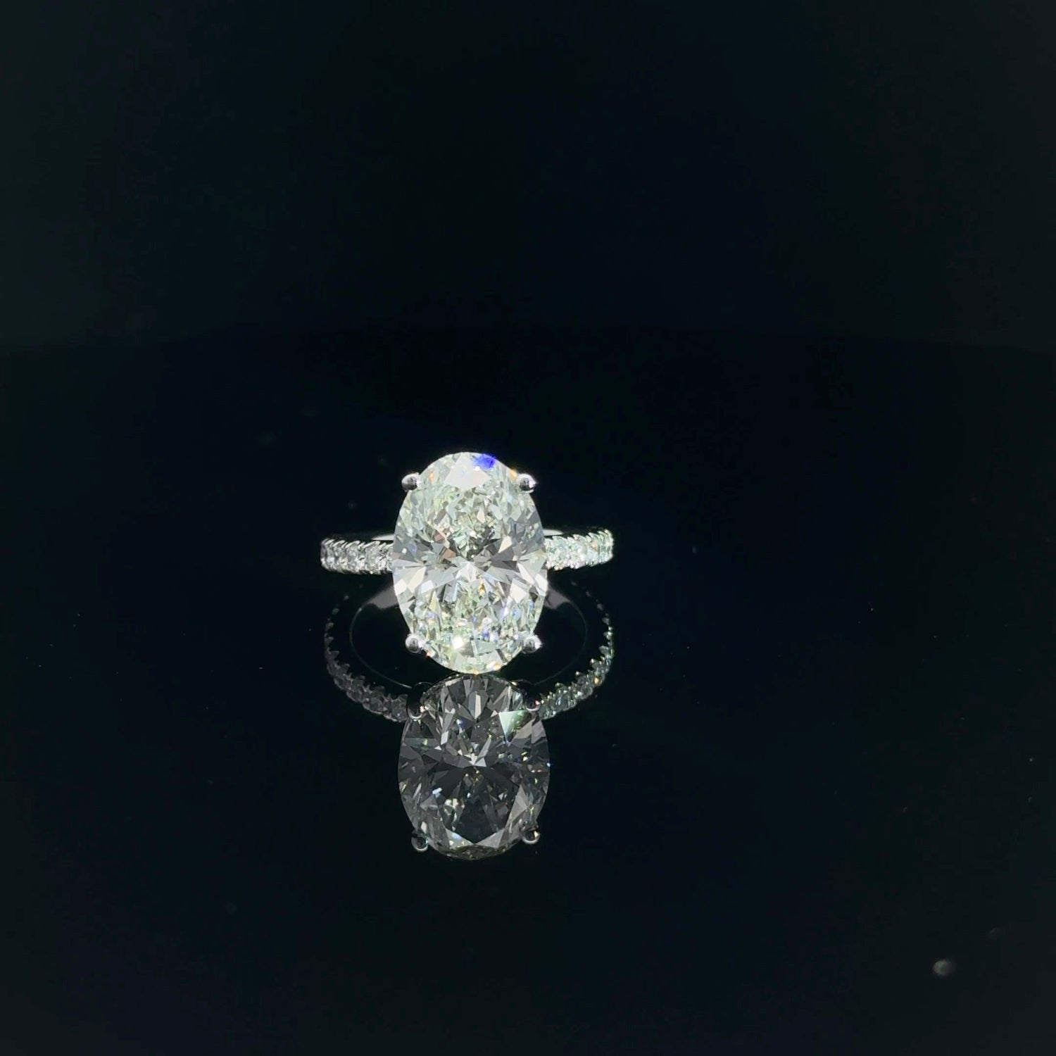Anillo de compromiso de oro blanco de 18 quilates con diamantes cultivados en laboratorio de forma ovalada y cuerpo de diamante.
