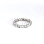 Anillo de eternidad de oro blanco de 14 quilates con corte esmeralda y diamantes redondos cultivados en laboratorio