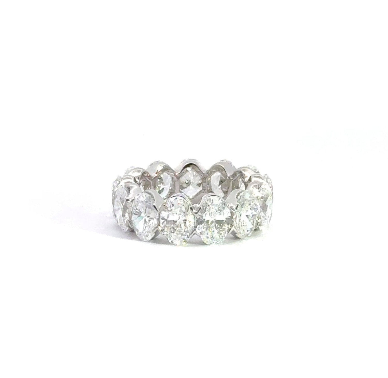 Anillo de eternidad de diamantes cultivados en laboratorio de talla ovalada en oro blanco de 14 quilates