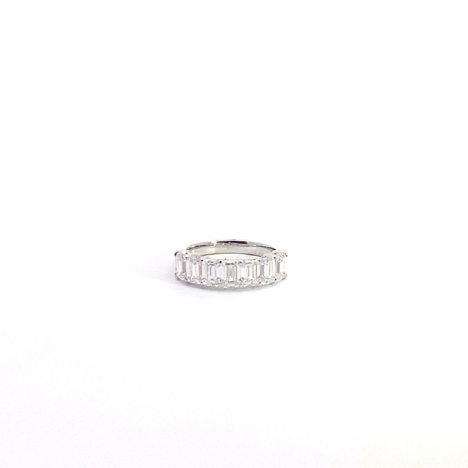 Anillo de oro blanco de 14 quilates con diamantes cultivados en laboratorio y talla esmeralda