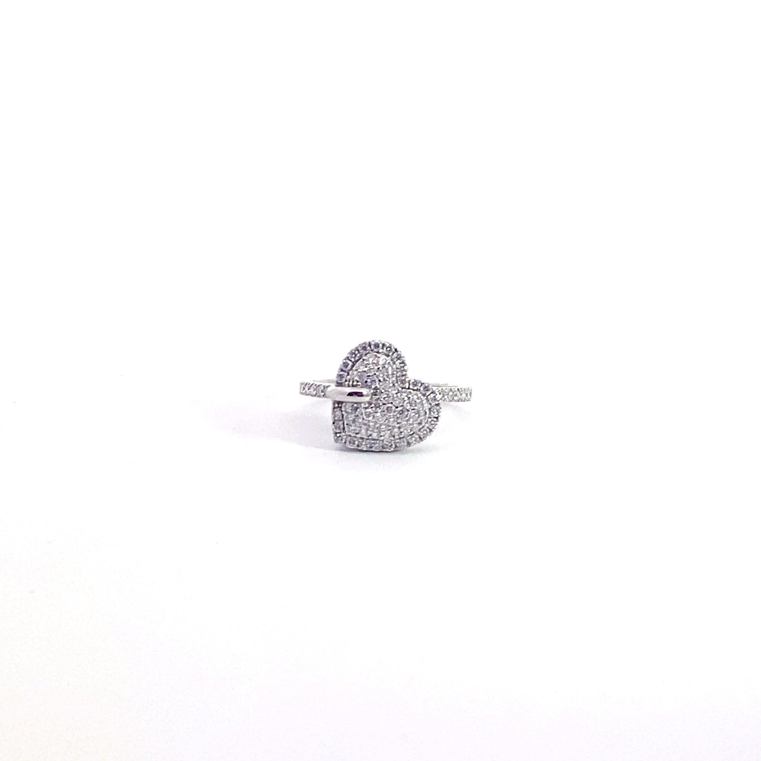 Anillo de oro blanco de 14 quilates con diamantes cultivados en laboratorio en forma de corazón