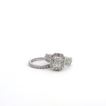 Anillo de compromiso de oro blanco de 18 quilates con dos diamantes cultivados en laboratorio, forma esmeralda y redondo.