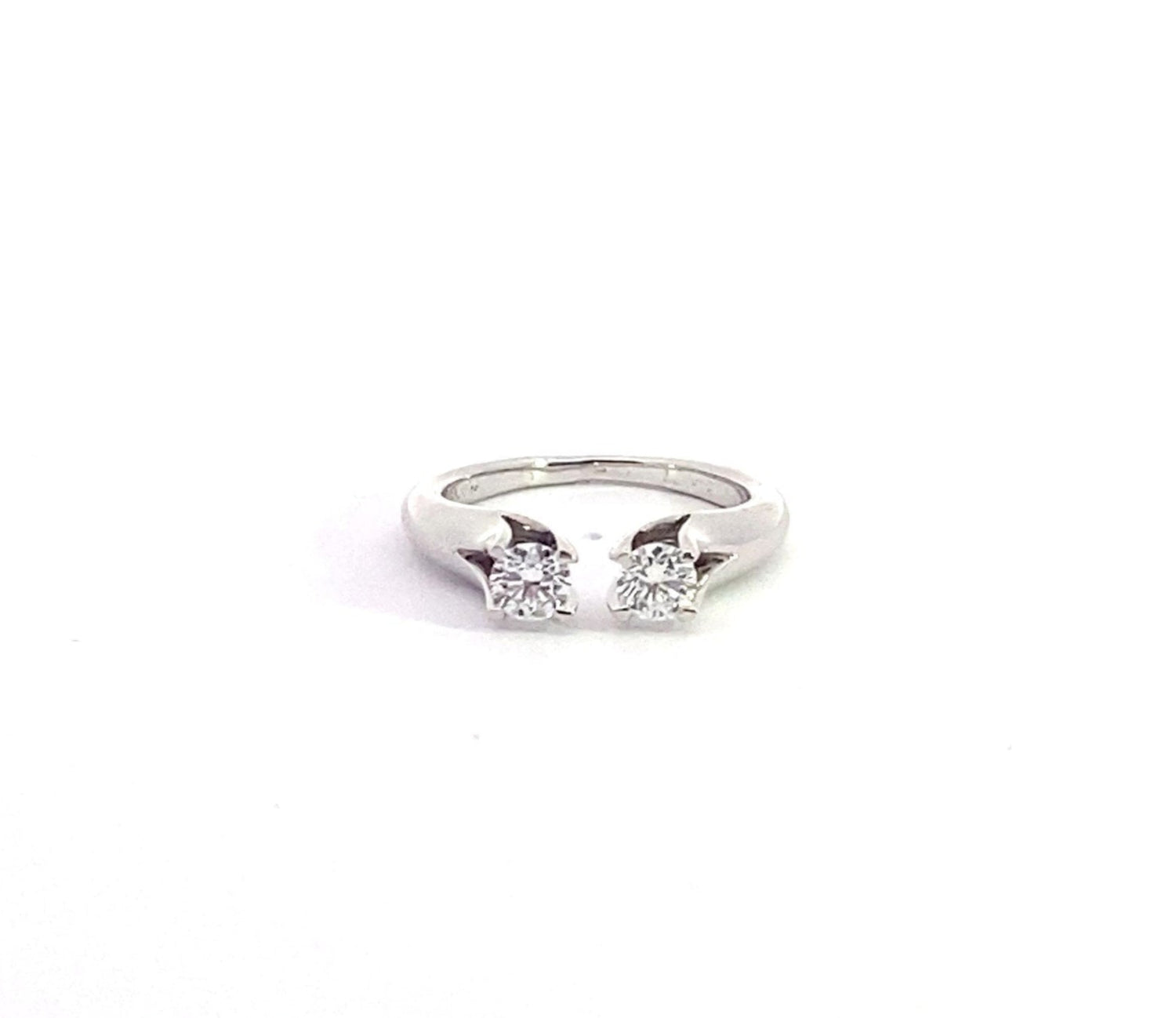 Anillo de moda de dos piedras con diamantes cultivados en laboratorio de talla brillante redonda en oro blanco de 14 quilates