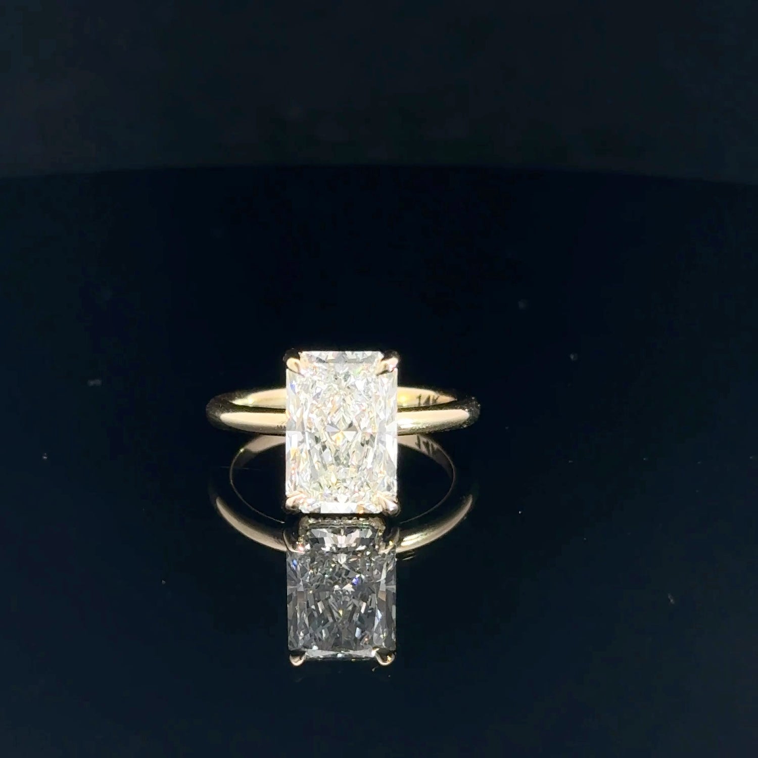 Anillo de compromiso de oro amarillo de 14 quilates con diamantes cultivados en laboratorio de talla radiante y halo oculto.