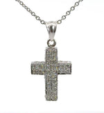 Colgante de cruz con diamantes redondos de talla brillante en oro blanco de 14 quilates