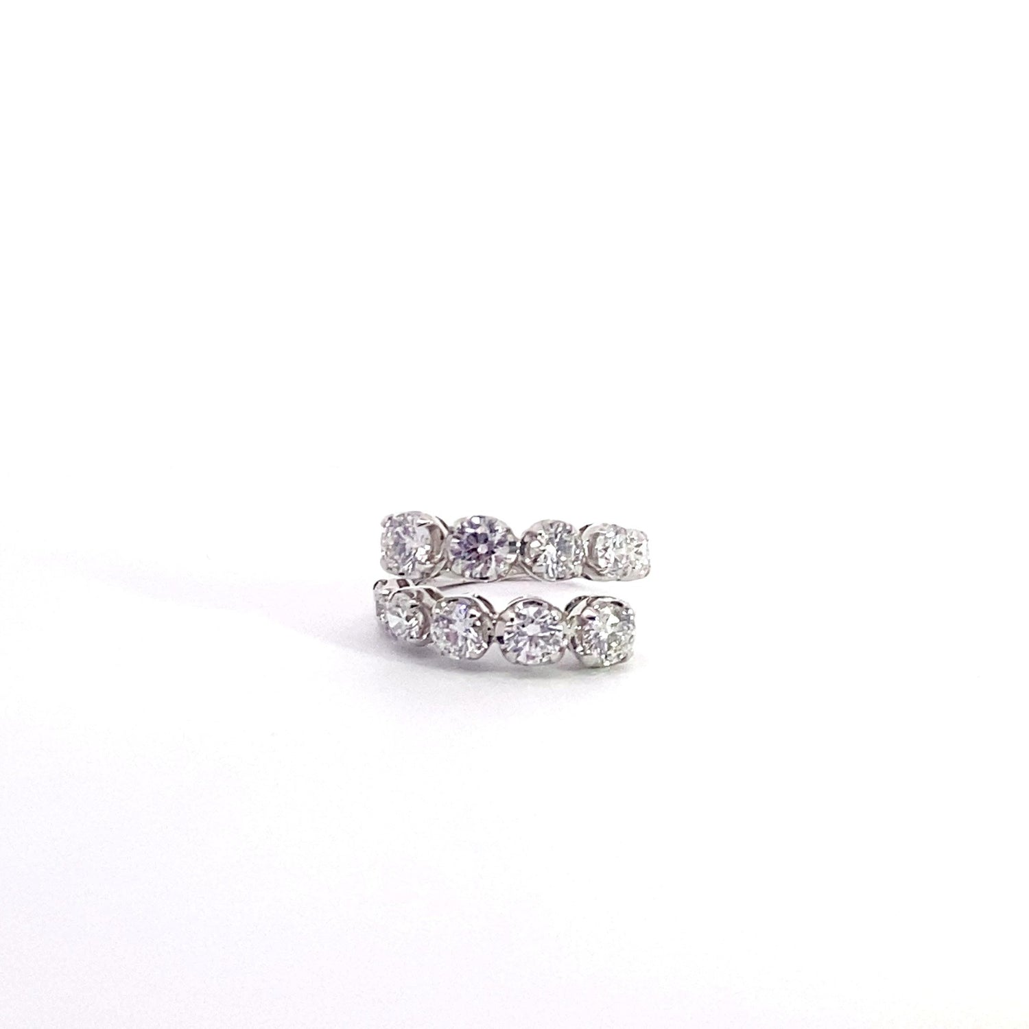 Anillo de oro blanco de 14 quilates con 8 piedras cultivadas en laboratorio y corte brillante redondo