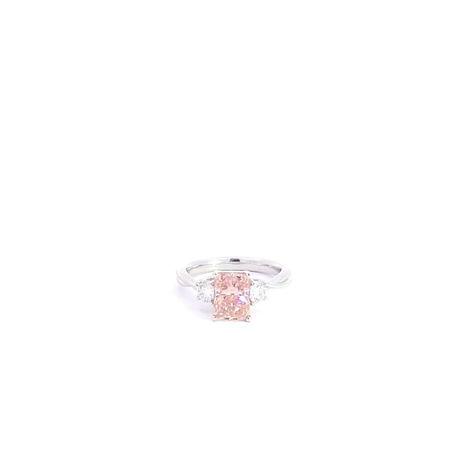 Anillo de compromiso de oro blanco de 14 quilates con 3 diamantes cultivados en laboratorio de color rosa fantasía