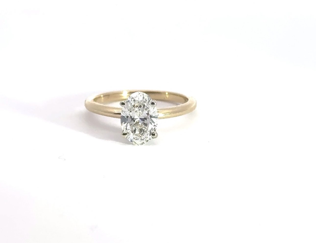 Anillo de compromiso solitario ovalado de oro blanco de 14 quilates, cultivado en laboratorio