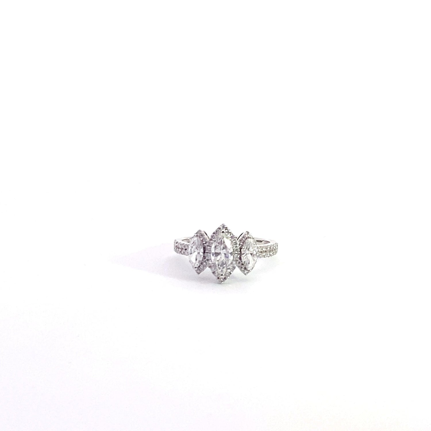 Anillo de oro blanco de 14 quilates con triple halo y diamantes cultivados en laboratorio de talla marquesa