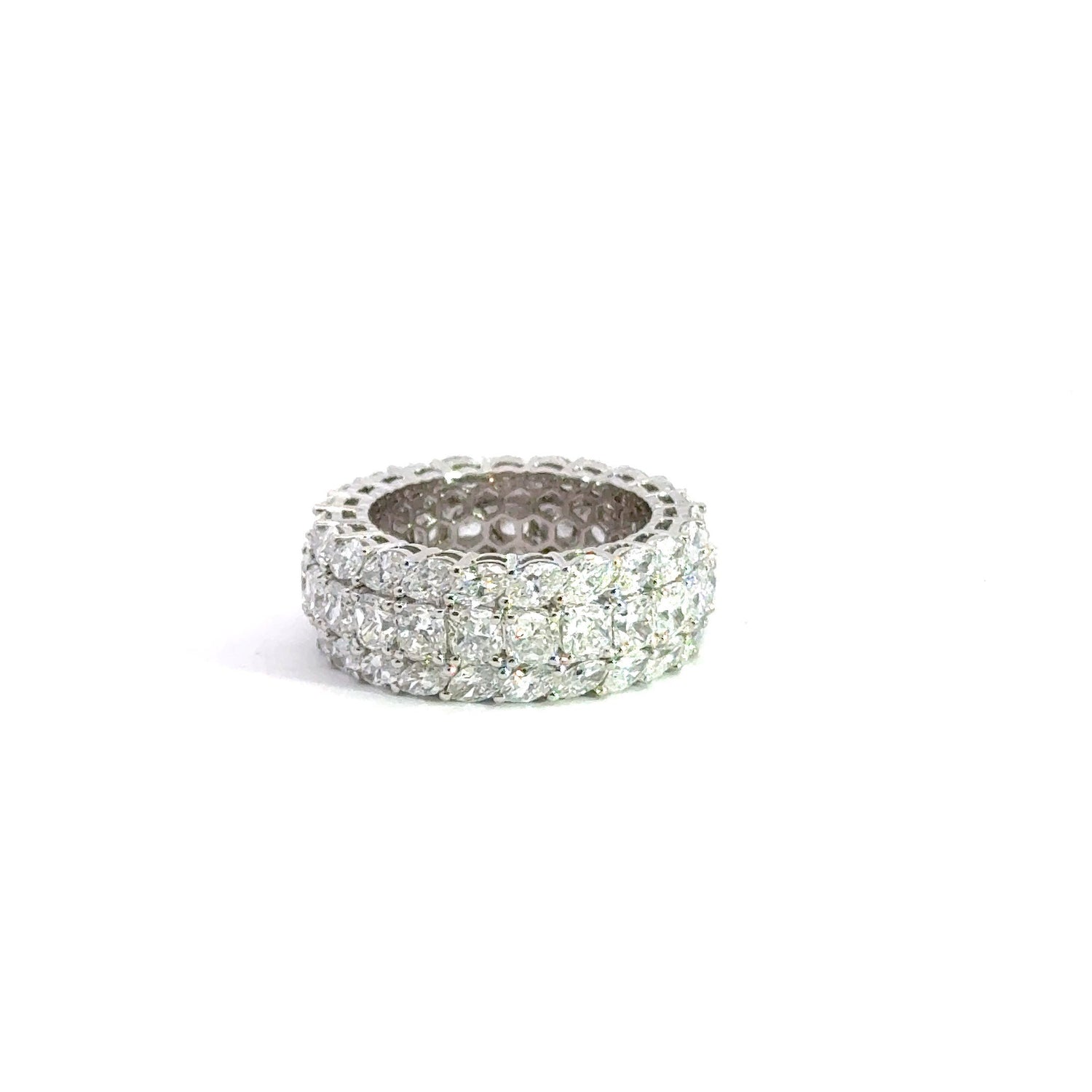 Anillo de eternidad de oro blanco de 14 quilates con corte cojín y marquesa de tres filas