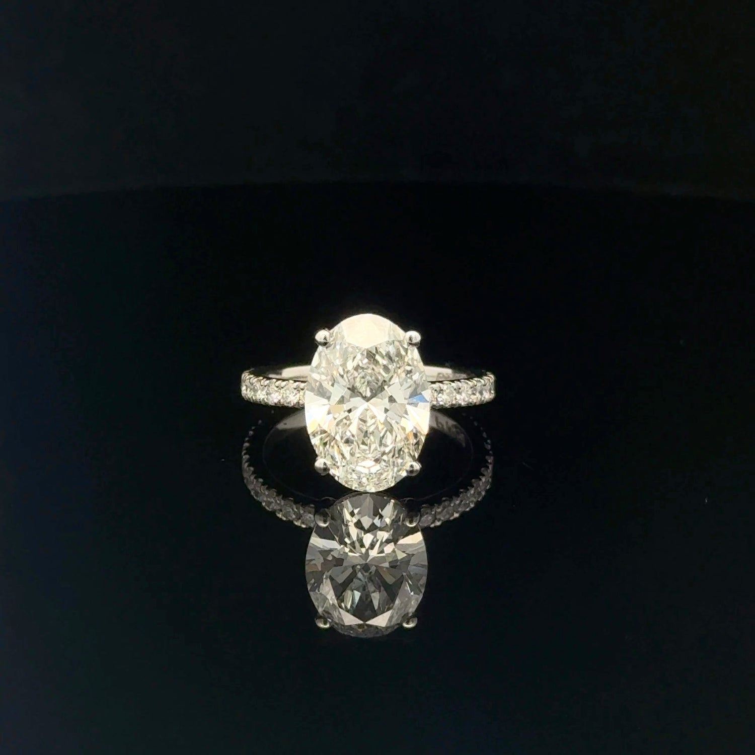Anillo de compromiso de platino con diamantes cultivados en laboratorio de forma ovalada