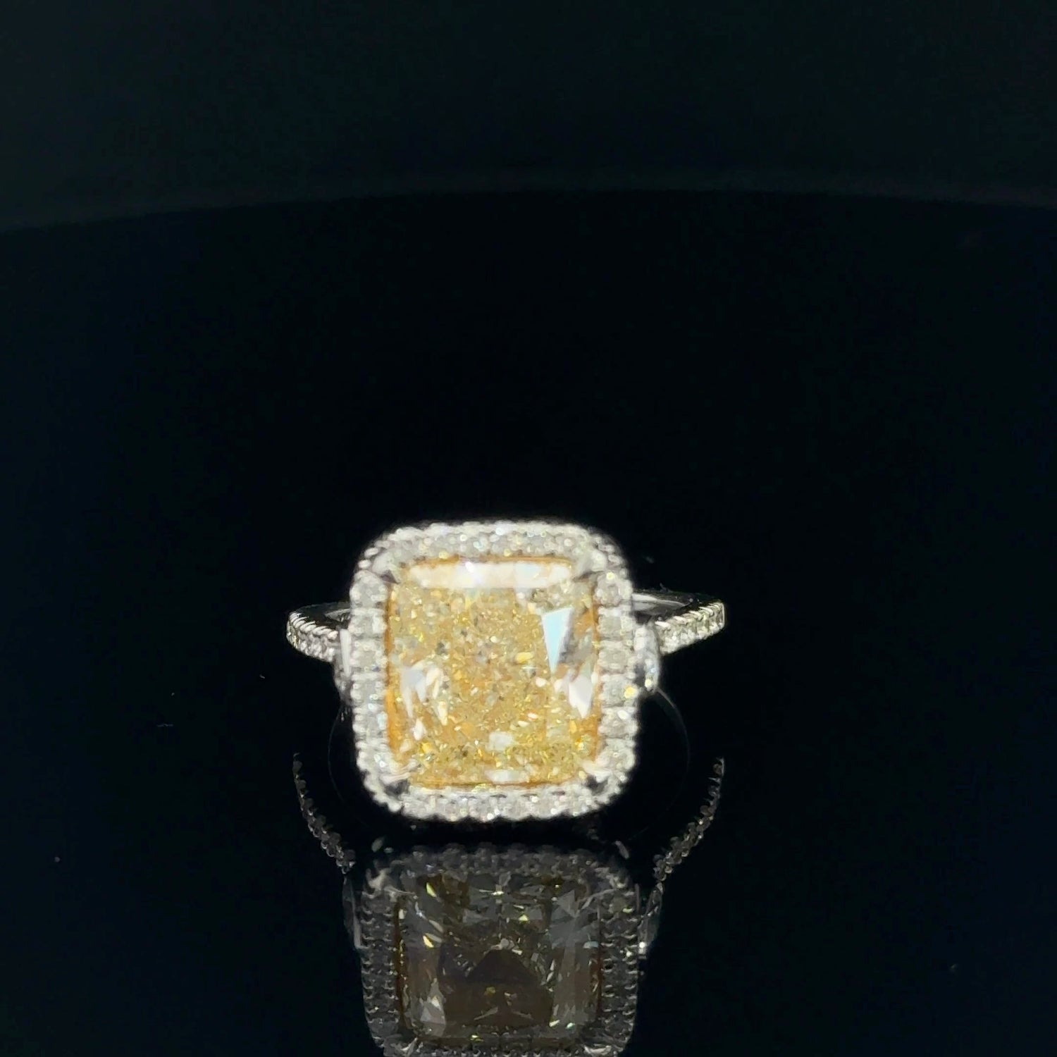 Anillo de compromiso de oro blanco de 14 quilates con diamantes amarillos de talla cojín