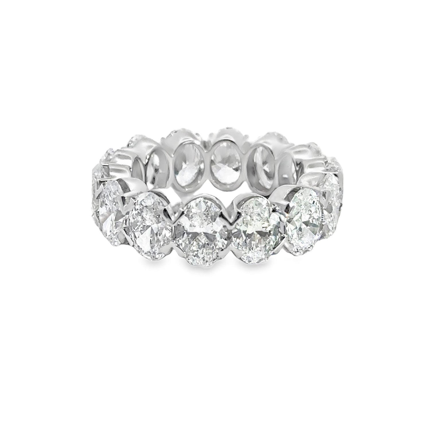Anillo de eternidad de diamantes cultivados en laboratorio de talla ovalada en oro blanco de 14 quilates