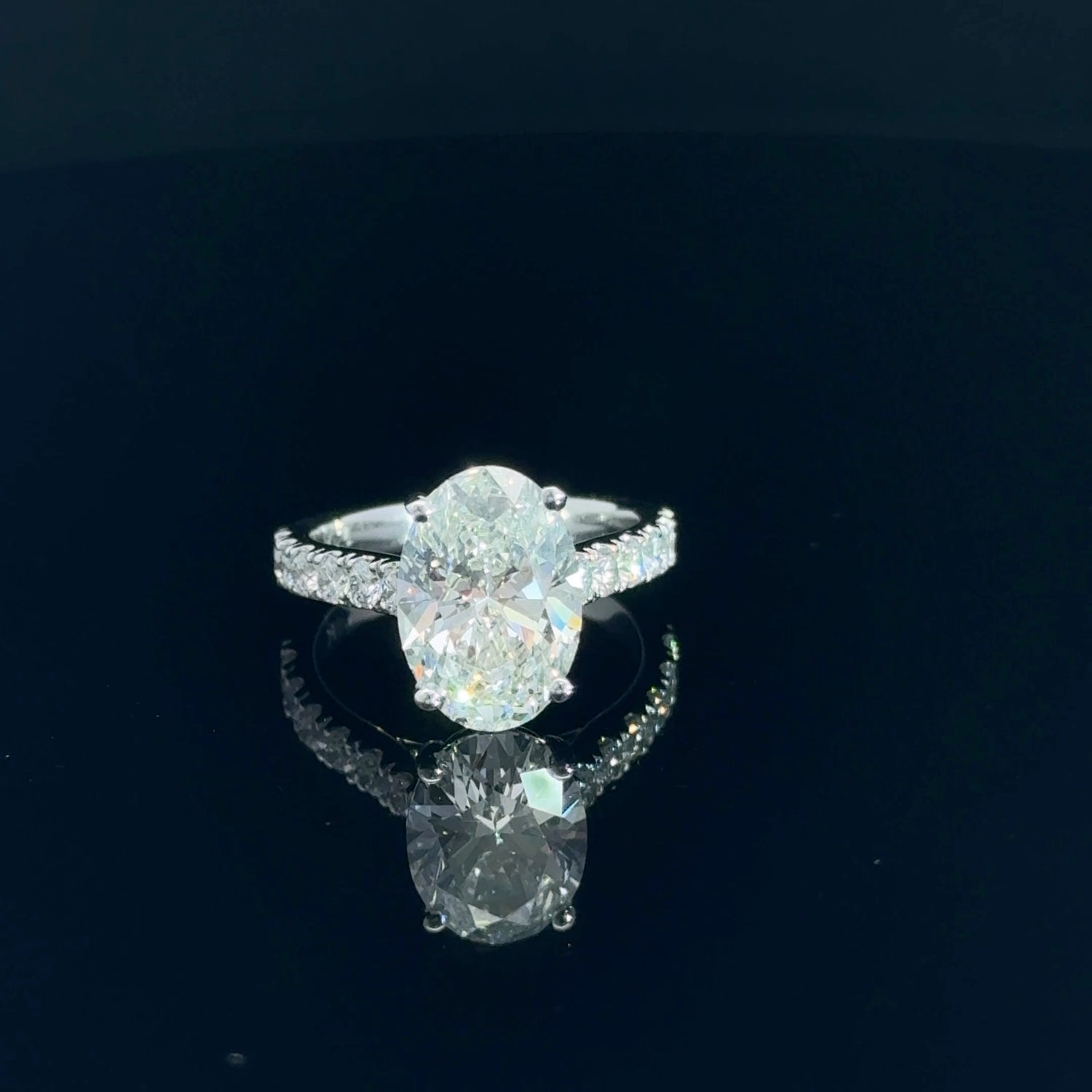Anillo de compromiso de oro blanco de 14 quilates con diamantes cultivados en laboratorio de forma ovalada