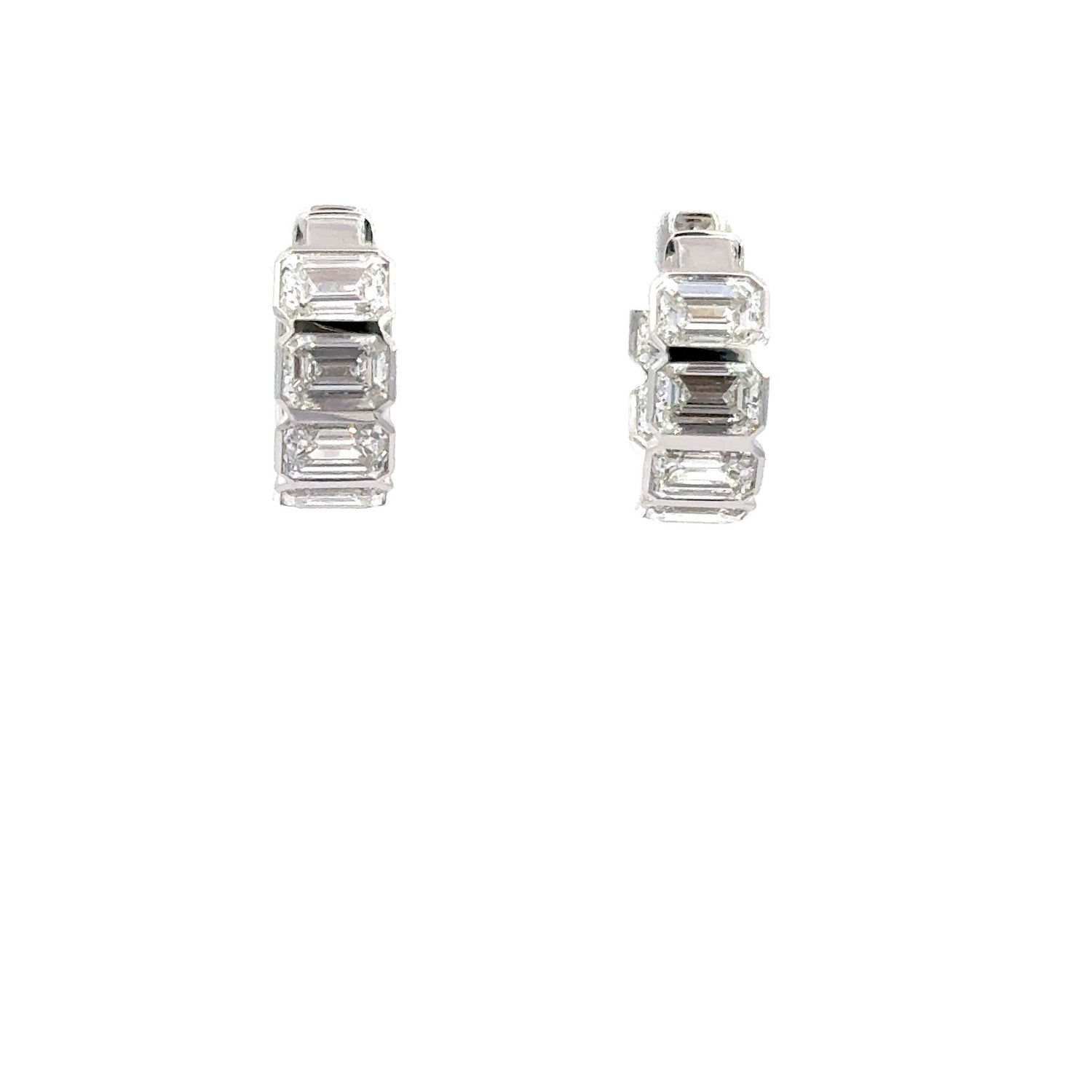Aros de oro blanco de 14 quilates con diamantes cultivados en laboratorio y talla esmeralda