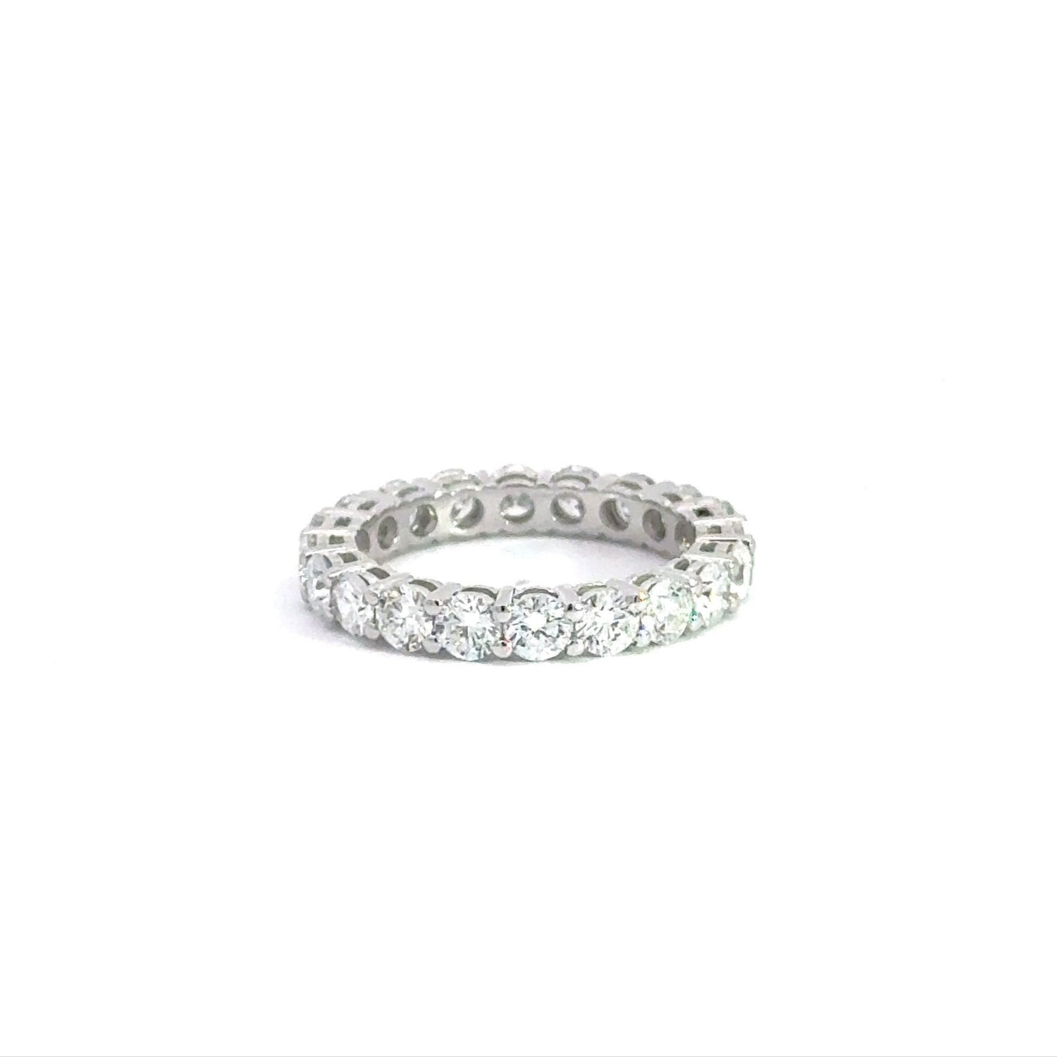 Anillo de eternidad de diamantes cultivados en laboratorio de talla redonda en oro blanco de 14 quilates