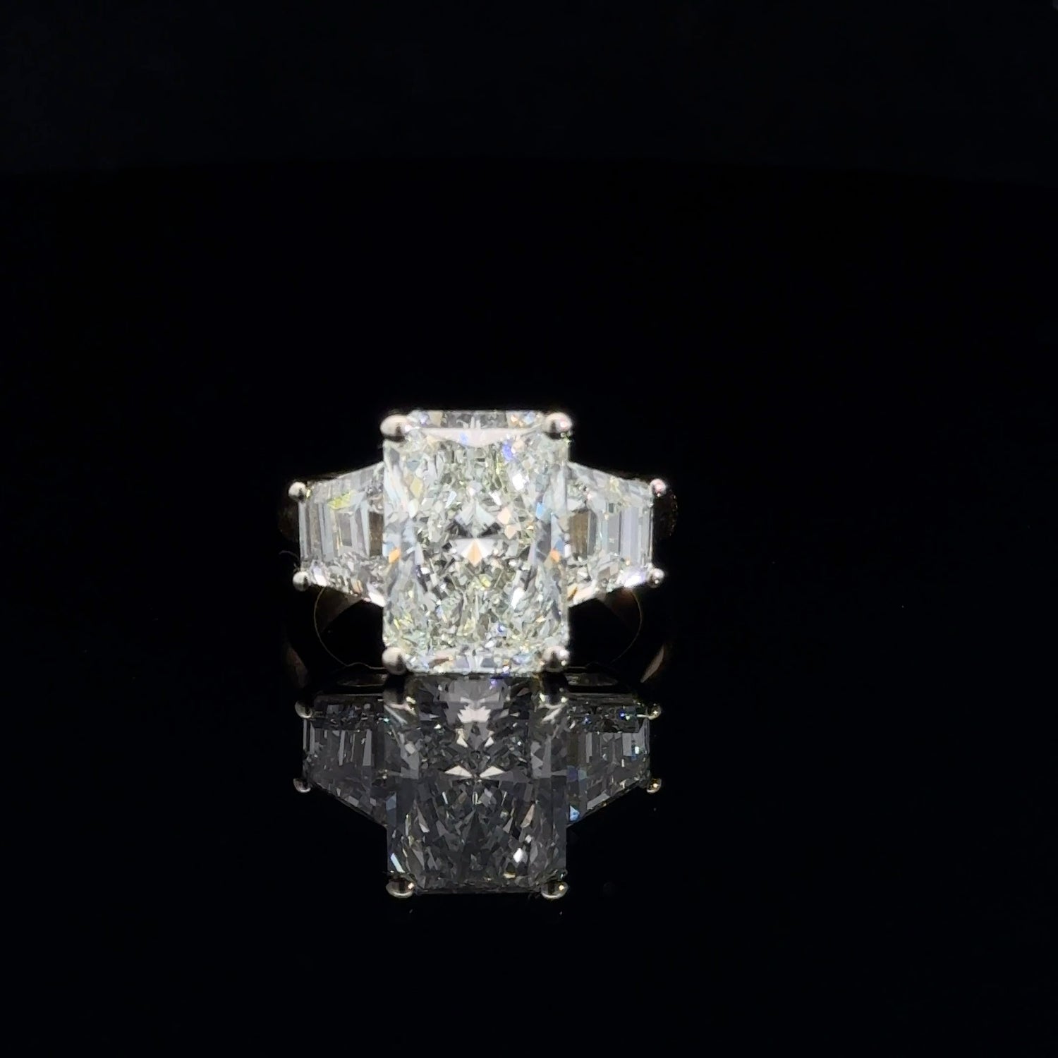 Anillo de compromiso de oro amarillo de 14 quilates con 3 diamantes cultivados en laboratorio de talla radiante