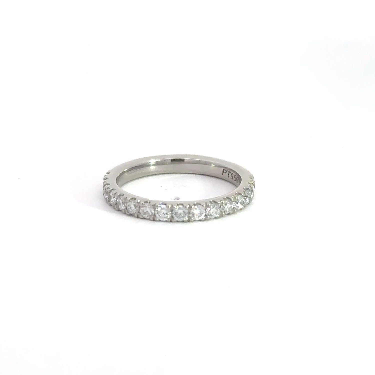 Anillo de bodas de platino con diamantes cultivados en laboratorio