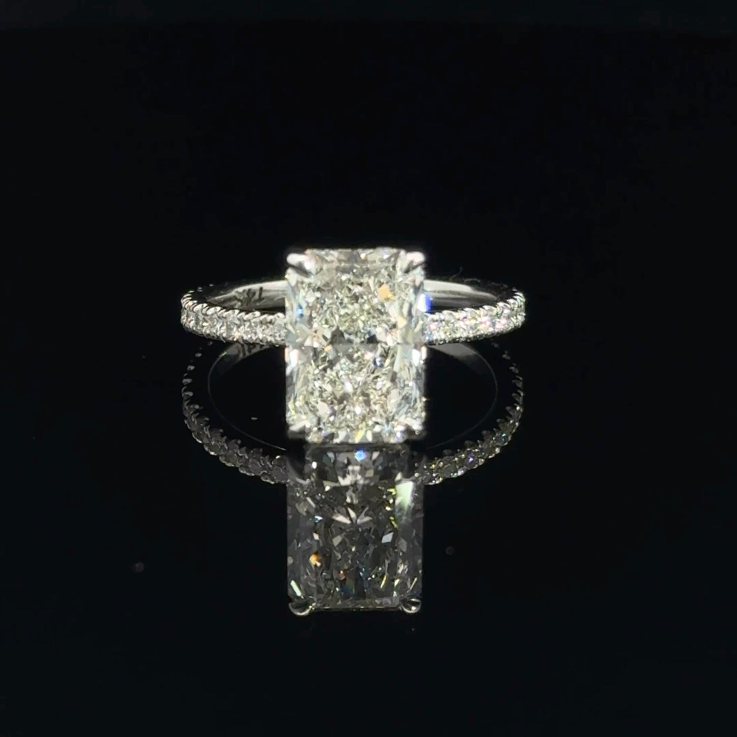 Anillo de compromiso de oro blanco de 14 quilates con diamantes cultivados en laboratorio de talla radiante, halo oculto y cuerpo de diamante de 3/4