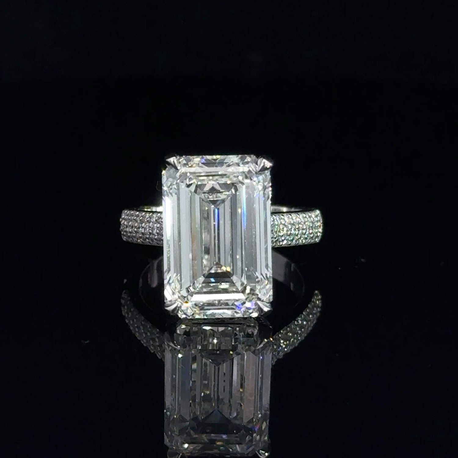 Anillo de compromiso de oro blanco de 14 quilates con halo oculto y diamantes cultivados en laboratorio de talla esmeralda con vástago ajustable.