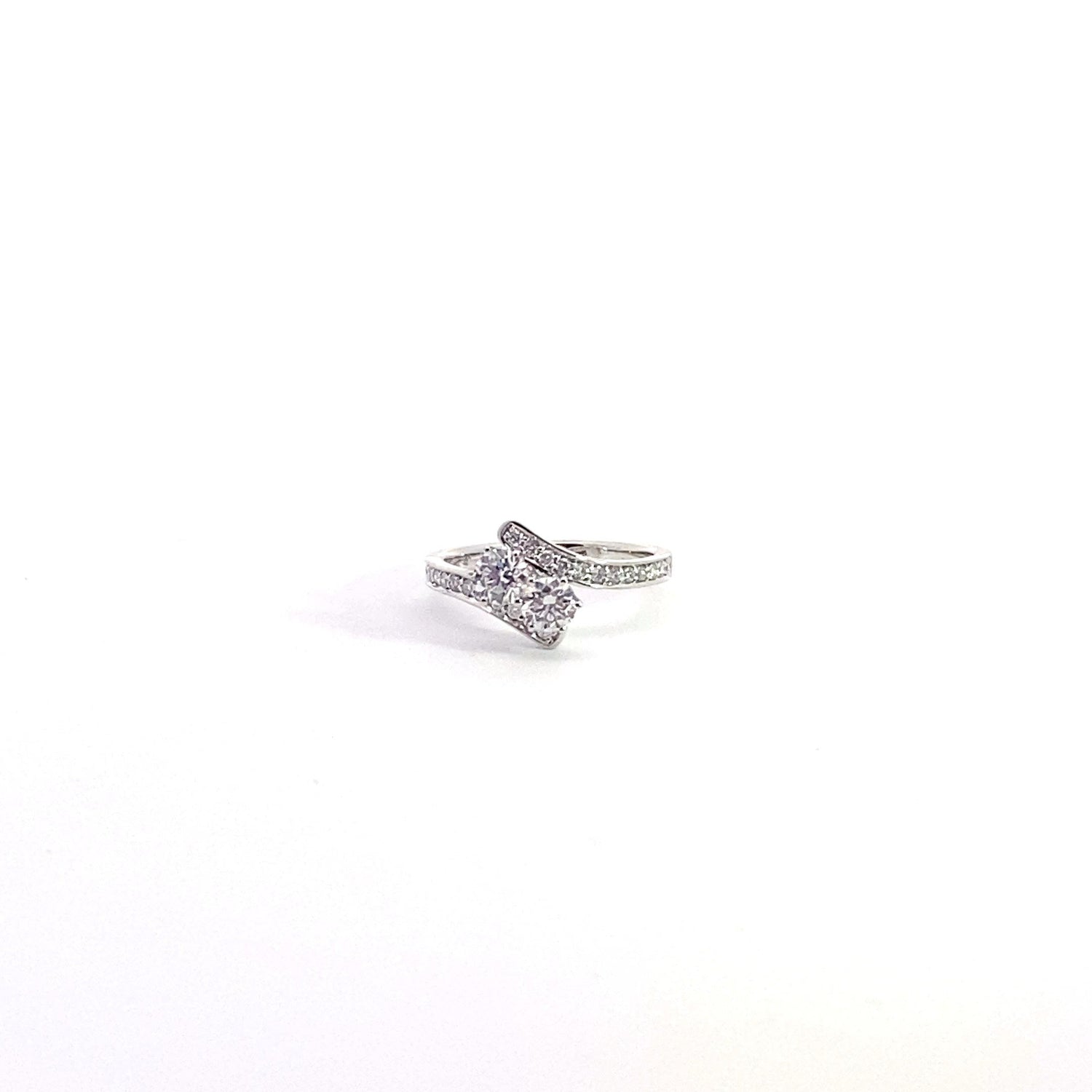 Anillo de moda con diamantes cultivados en laboratorio de talla brillante redonda en oro blanco de 14 quilates.