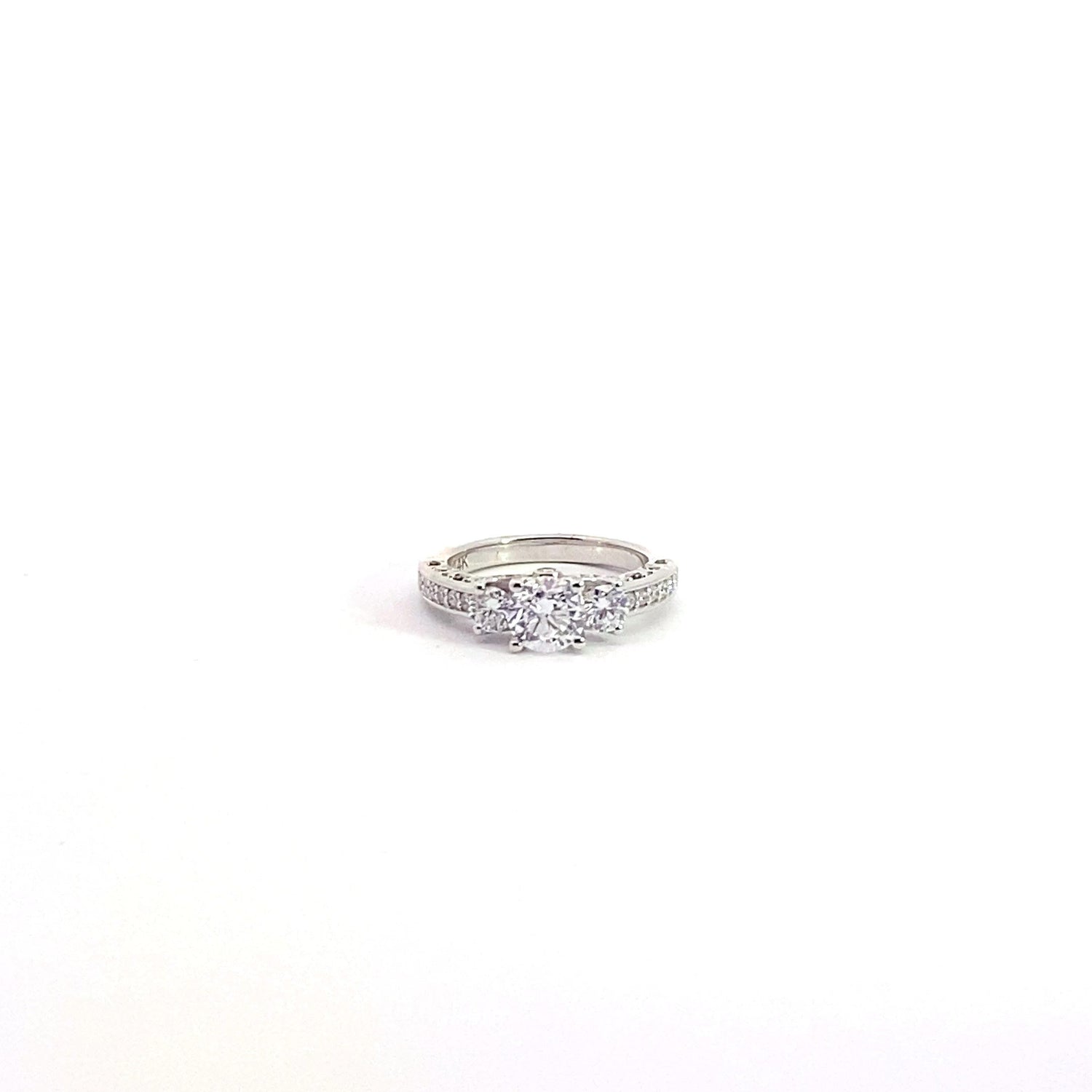 Anillo de compromiso de oro blanco de 14 k con diamantes cultivados en laboratorio, estilo vintage, de tres piedras y corte brillante redondo.
