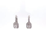 Aretes de oro blanco de 14 quilates con diamantes cultivados en laboratorio de talla esmeralda y talla brillante redonda.