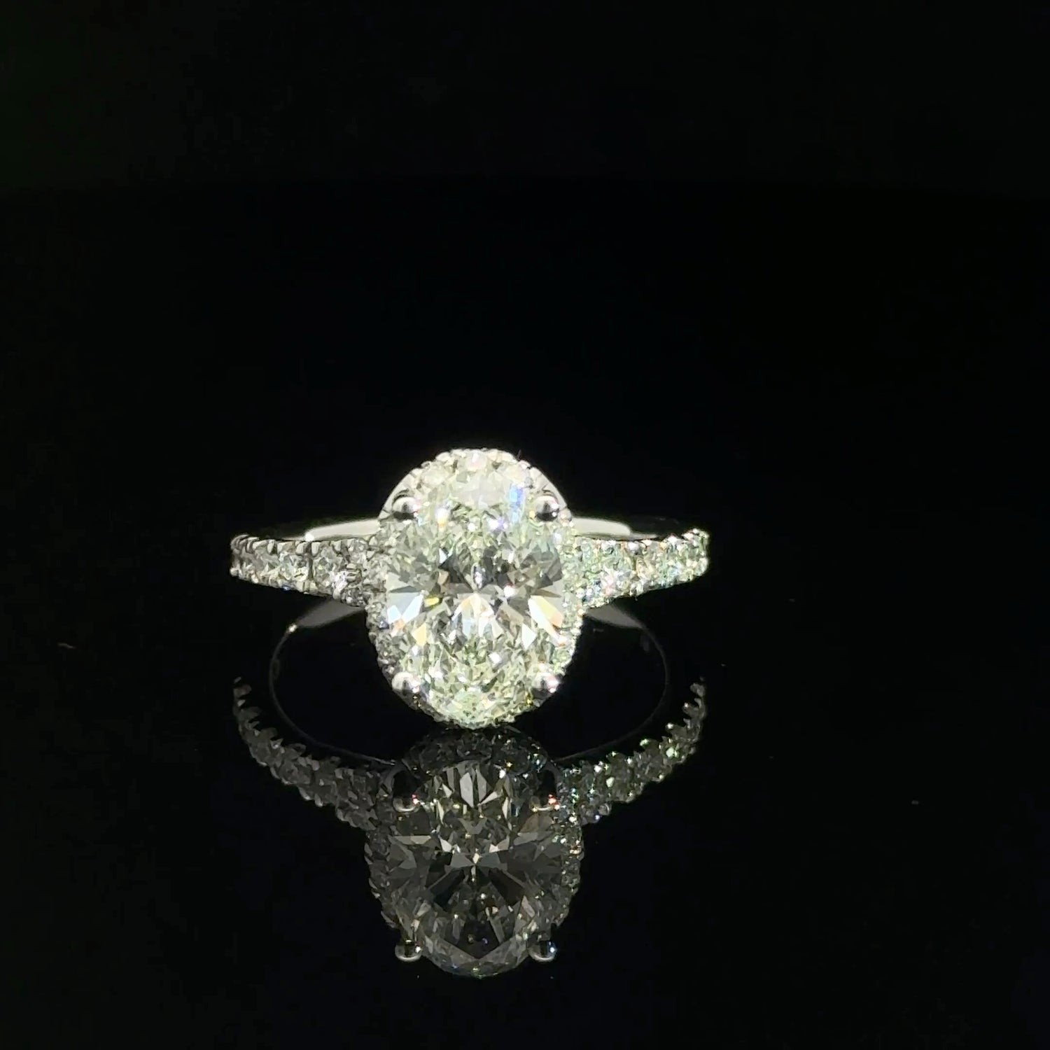 Anillo de compromiso de oro blanco de 14 quilates con diamantes cultivados en laboratorio de talla ovalada