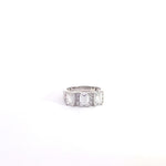 Anillo de oro blanco de 14 quilates con diamantes cultivados en laboratorio de talla esmeralda y talla brillante redonda