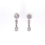 Pendientes colgantes de oro blanco de 14 quilates con diamantes cultivados en laboratorio de talla baguette y brillante redonda.