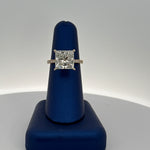 Anillo de compromiso de oro amarillo de 14 quilates con diamantes cultivados en laboratorio y talla princesa