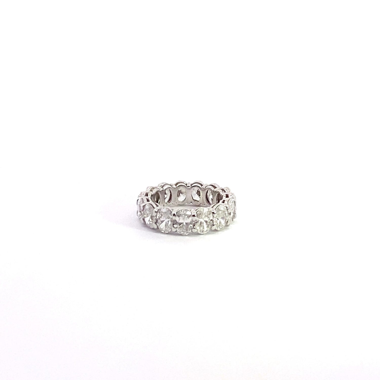 Anillo de eternidad con diamantes cultivados en laboratorio de oro blanco de 14 quilates