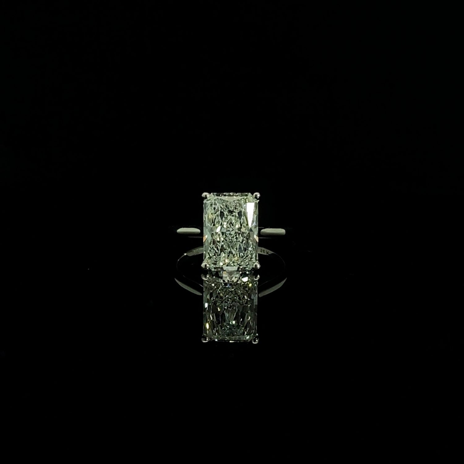 Anillo de compromiso solitario con diamante cultivado en laboratorio de talla radiante en oro blanco de 14 quilates