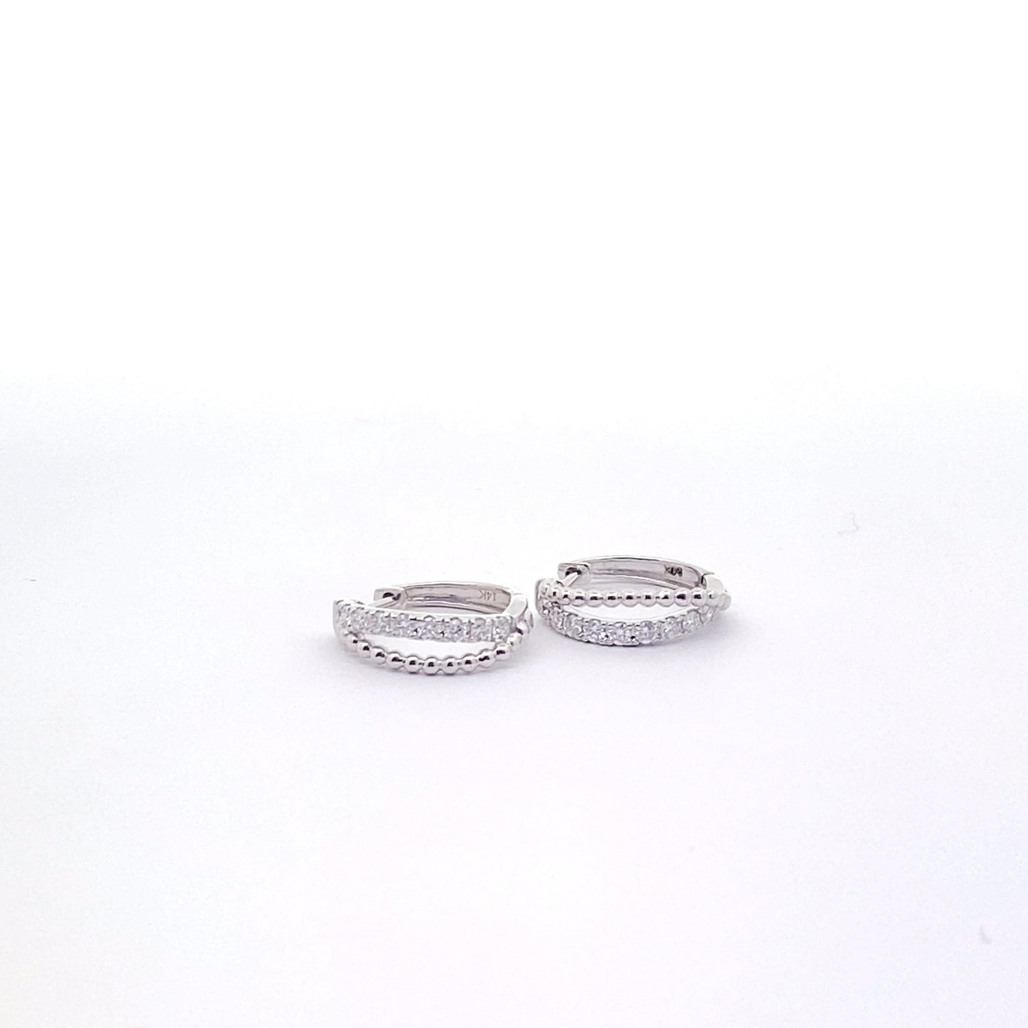Aros dobles de diamantes cultivados en laboratorio en oro blanco de 14 quilates
