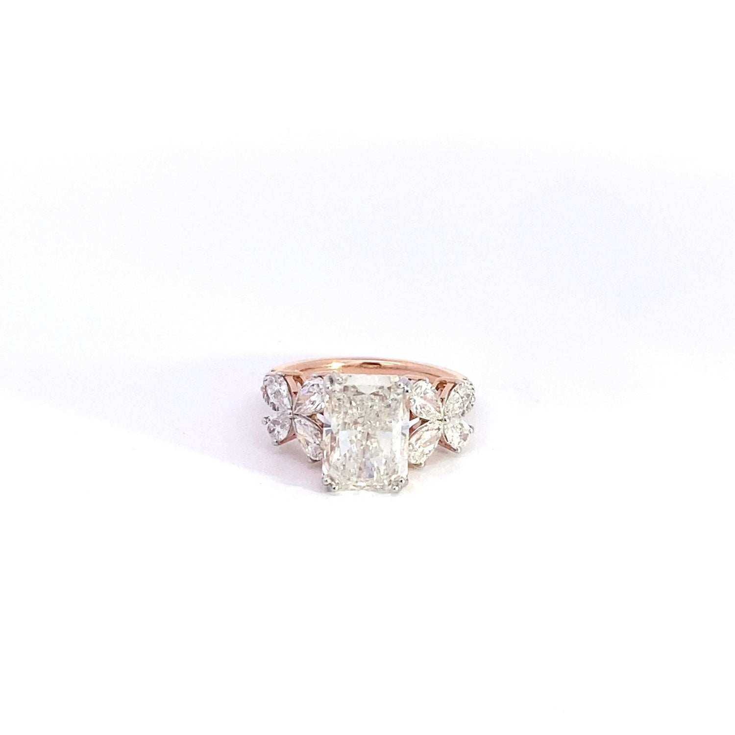 Anillo de oro rosa de 14 quilates con diamantes cultivados en laboratorio de corte radiante y cuerpo de diamante hasta la mitad