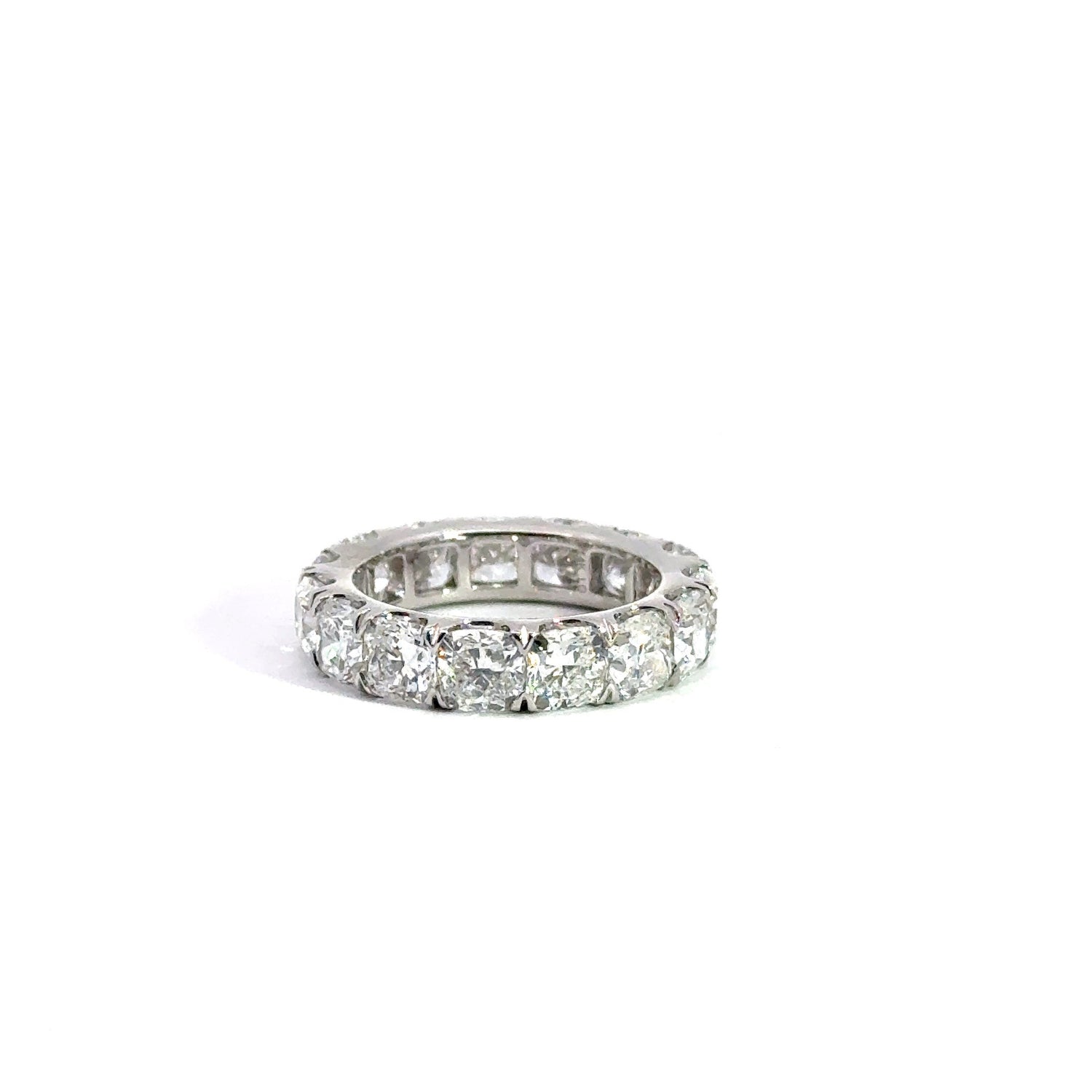 Anillo de eternidad de diamantes cultivados en laboratorio de talla cojín en oro blanco de 14 quilates
