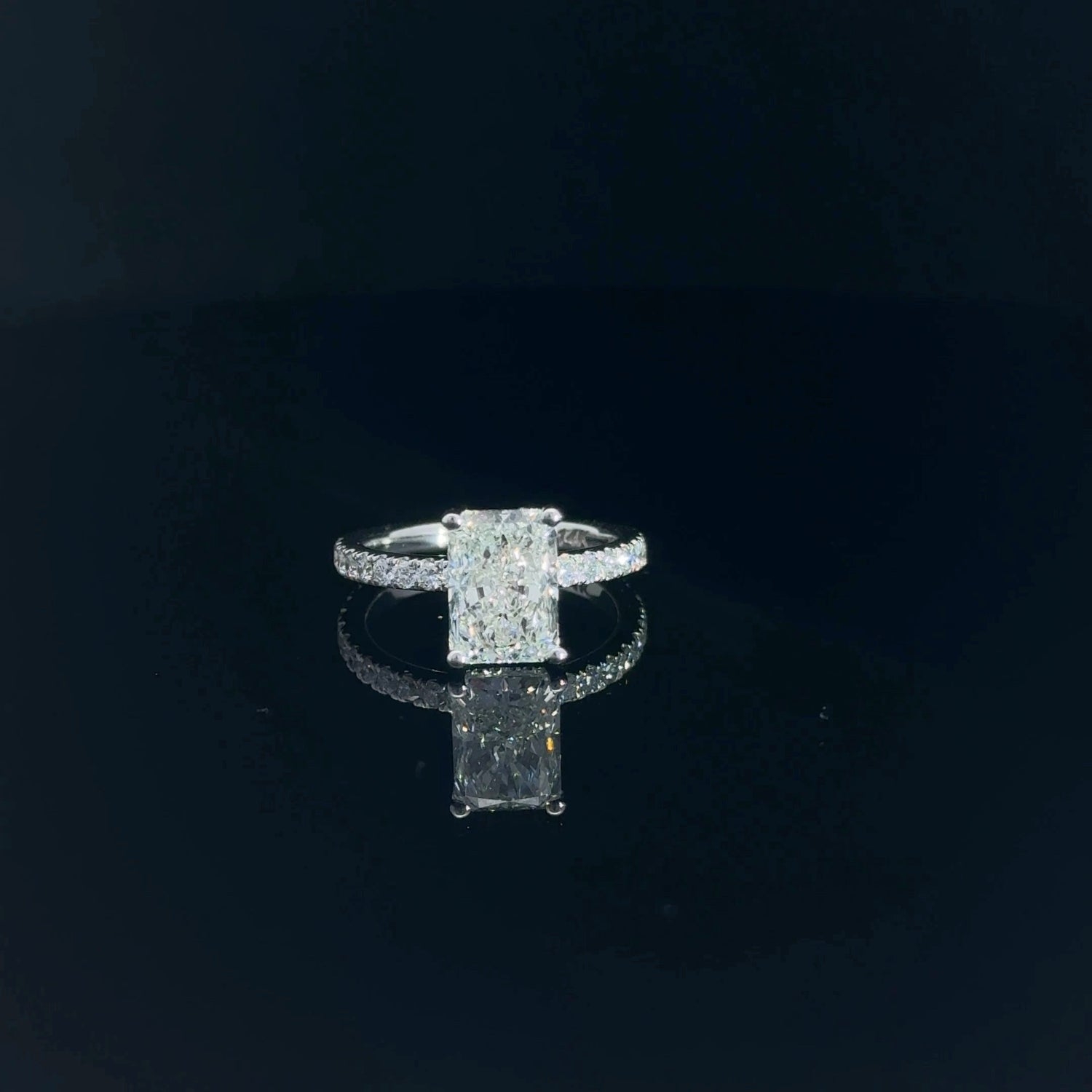 Anillo de compromiso de oro blanco de 14 quilates con halo oculto de diamantes cultivados en laboratorio de talla radiante