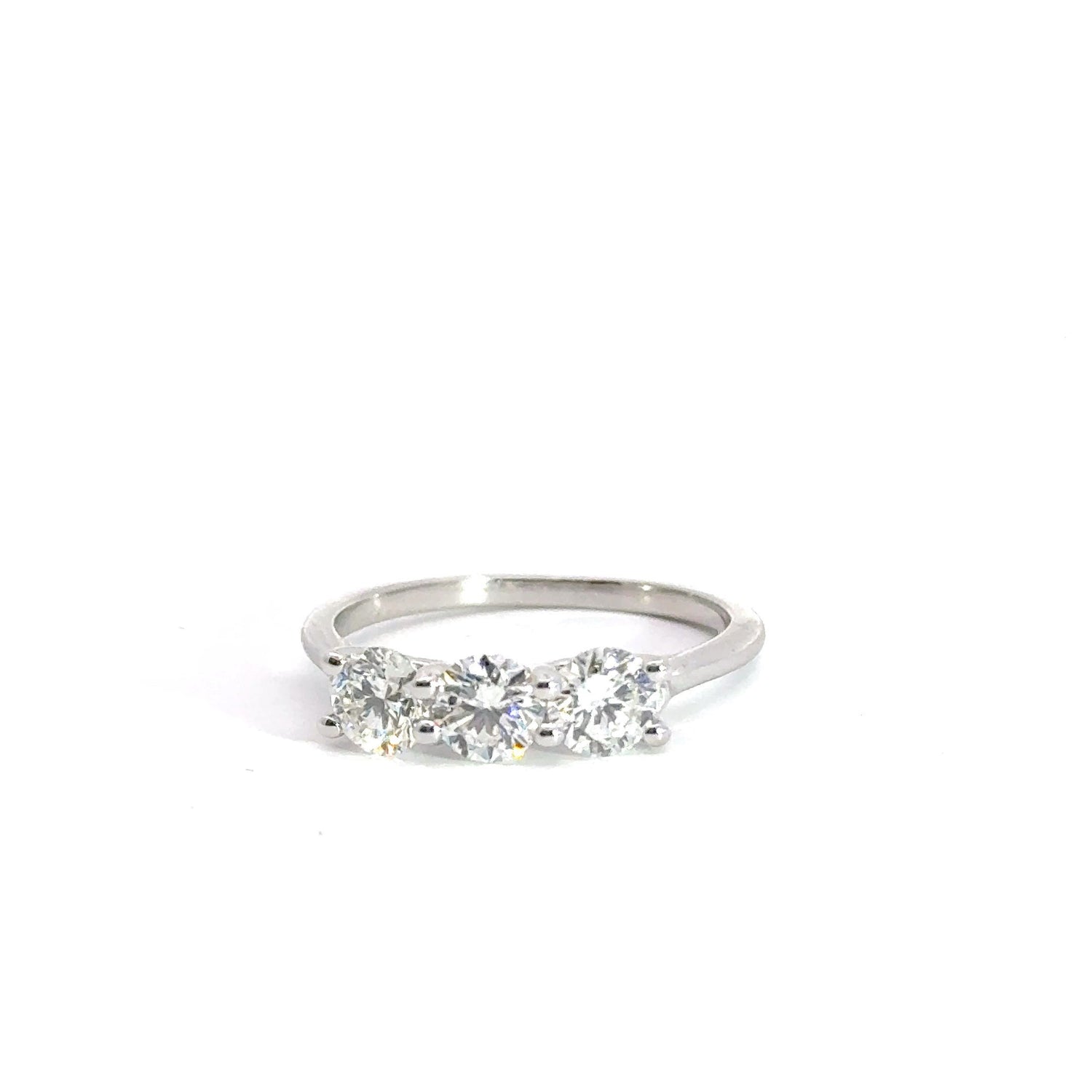 Anillo de oro blanco de 14 quilates con tres diamantes cultivados en laboratorio
