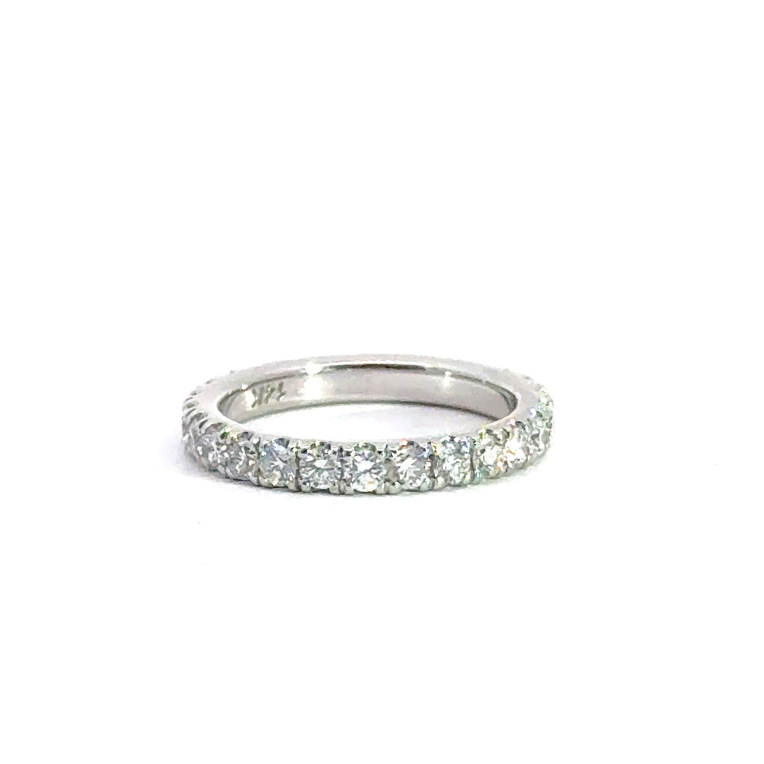 Anillo de oro blanco de 14 quilates con diamantes cultivados en laboratorio de talla brillante redonda