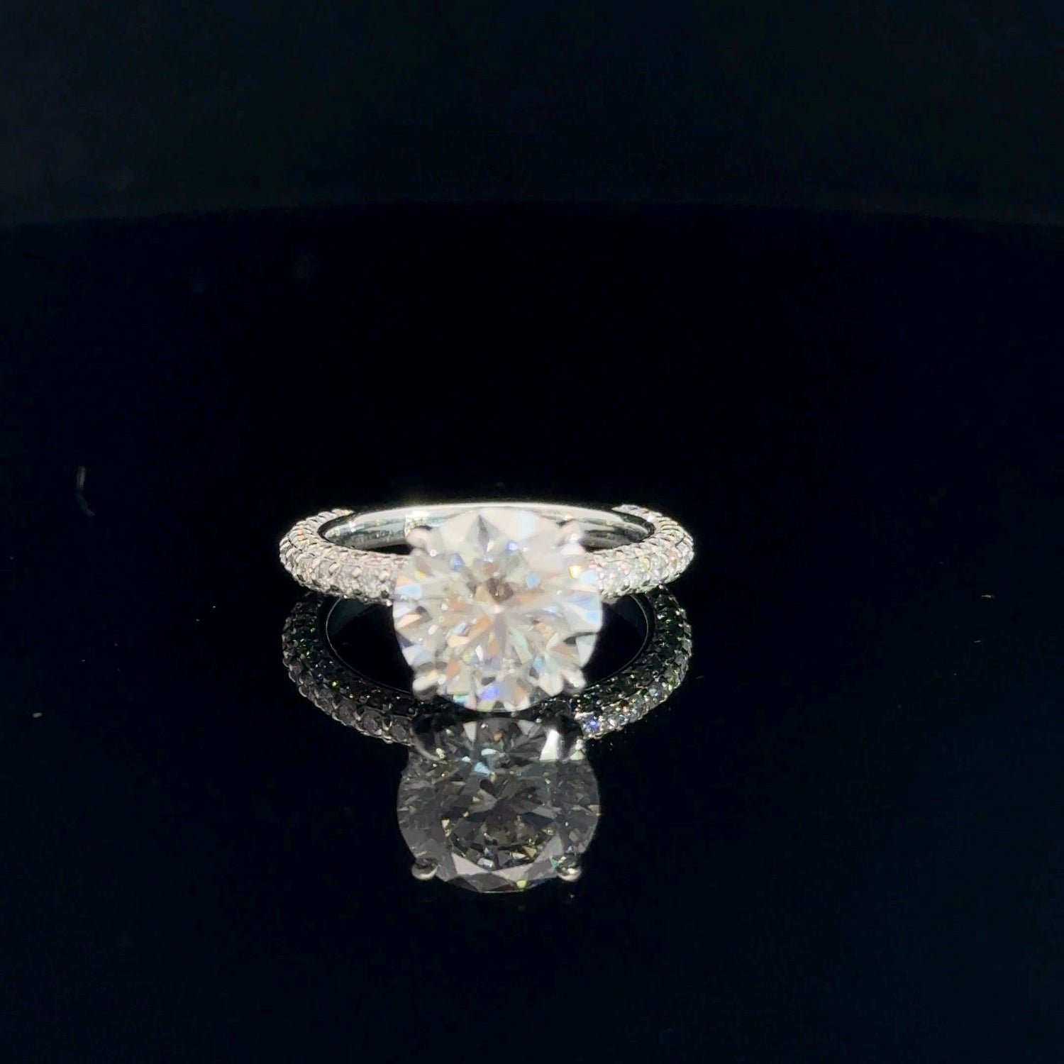 Anillo de compromiso de oro blanco de 14 quilates con diamantes cultivados en laboratorio de talla brillante redonda, engaste pavé y halo oculto.