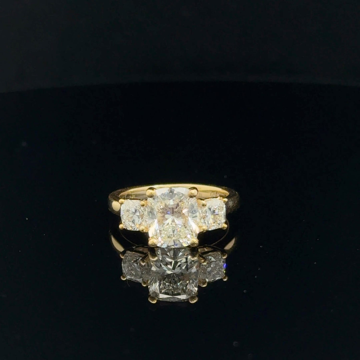 Anillo de compromiso de oro amarillo de 14 quilates con 3 diamantes cultivados en laboratorio de talla cojín