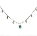 Collar de araña de diamantes cultivados en laboratorio en forma de pera azul y blanca de oro blanco de 14 quilates