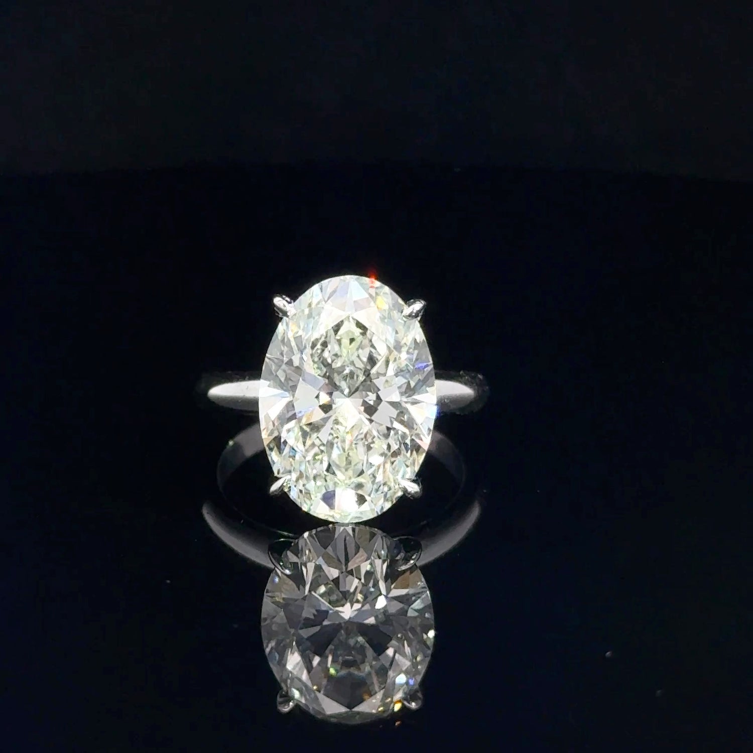 Anillo de compromiso solitario con diamante cultivado en laboratorio de talla ovalada en oro blanco de 18 quilates