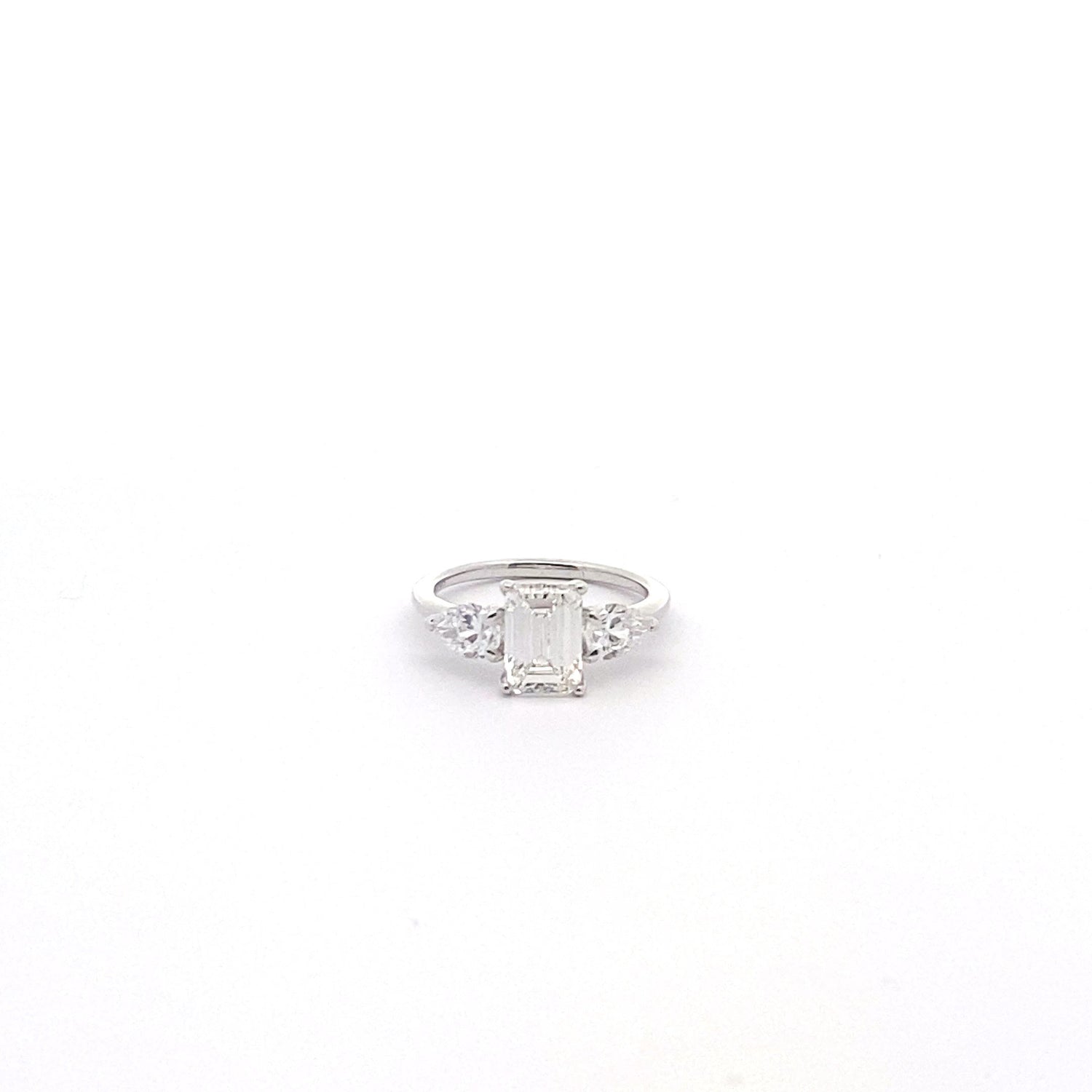 Anillo de compromiso de oro blanco de 14 quilates con diamantes cultivados en laboratorio, esmeralda y talla pera.